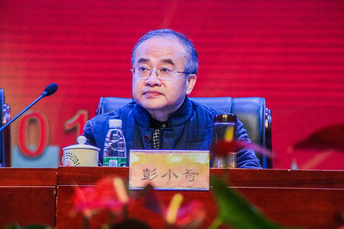校党委书记彭小奇在主席台就座校长童小娇作大会主题报告获奖教师上台