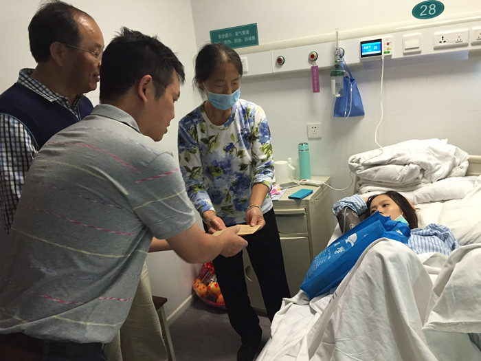 社会爱心人士赴医院看望慰问我校白血病患者莫丽平同学