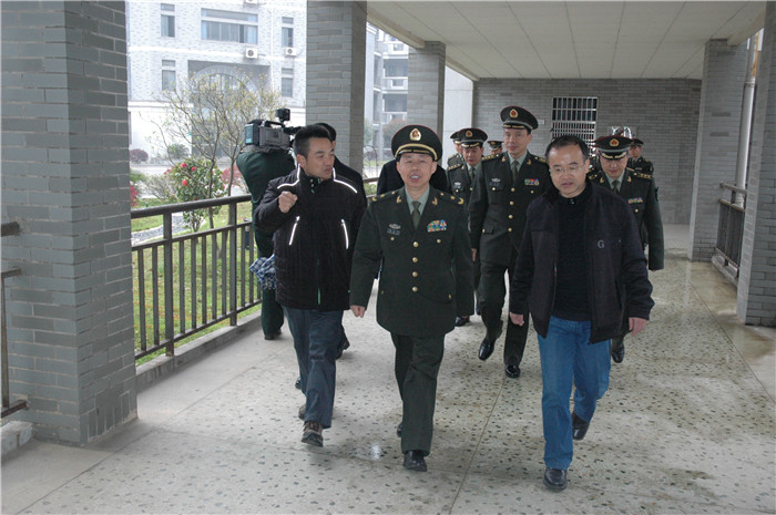省委常委省军区政委杨忠民来我院调研